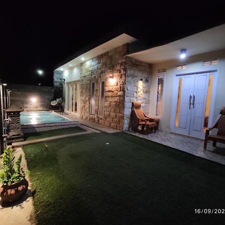 Puncak Pinus And Pool Villa Batu  Kültér fotó
