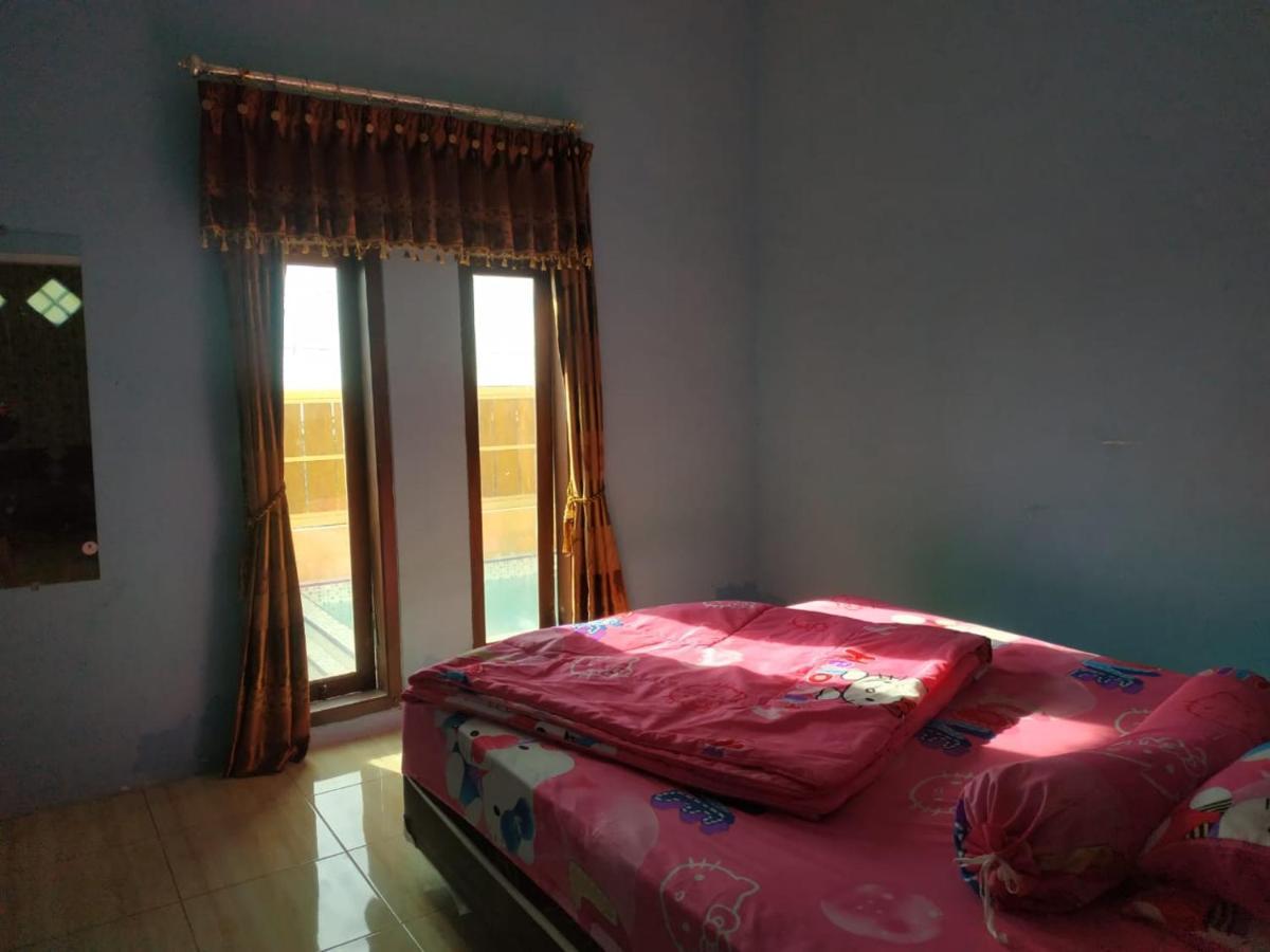 Puncak Pinus And Pool Villa Batu  Kültér fotó