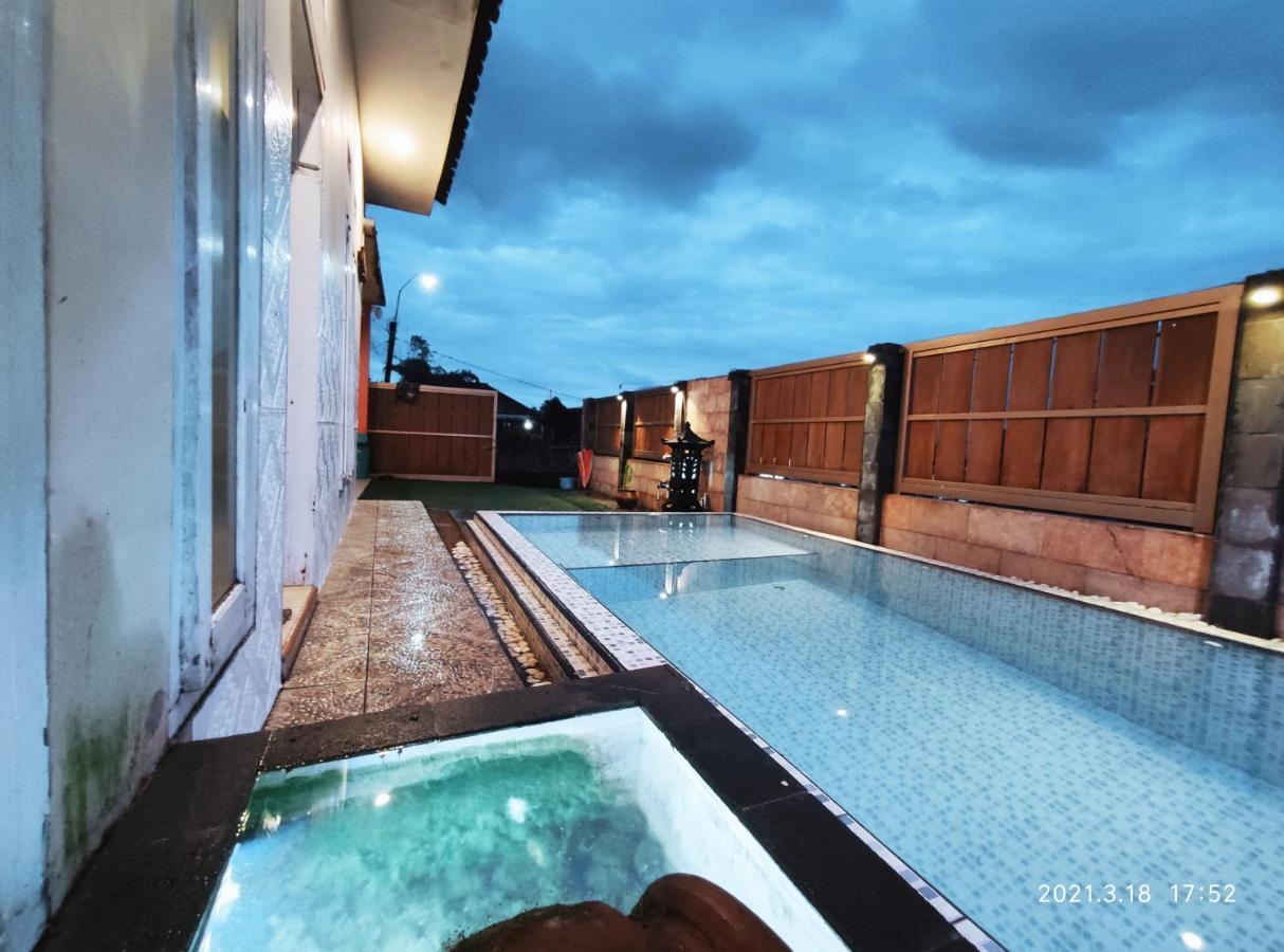 Puncak Pinus And Pool Villa Batu  Kültér fotó