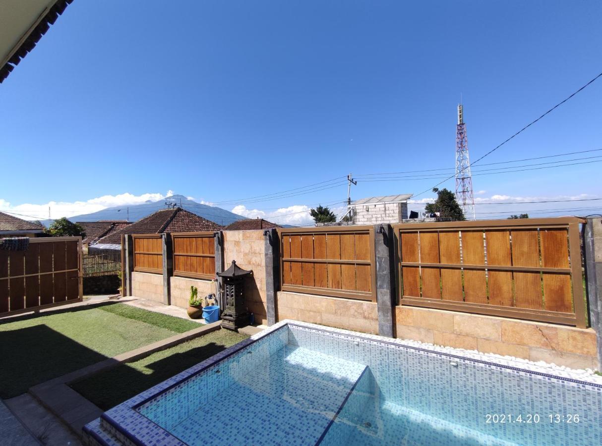 Puncak Pinus And Pool Villa Batu  Kültér fotó