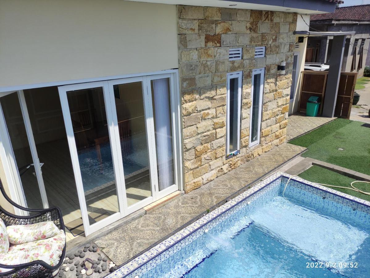 Puncak Pinus And Pool Villa Batu  Kültér fotó