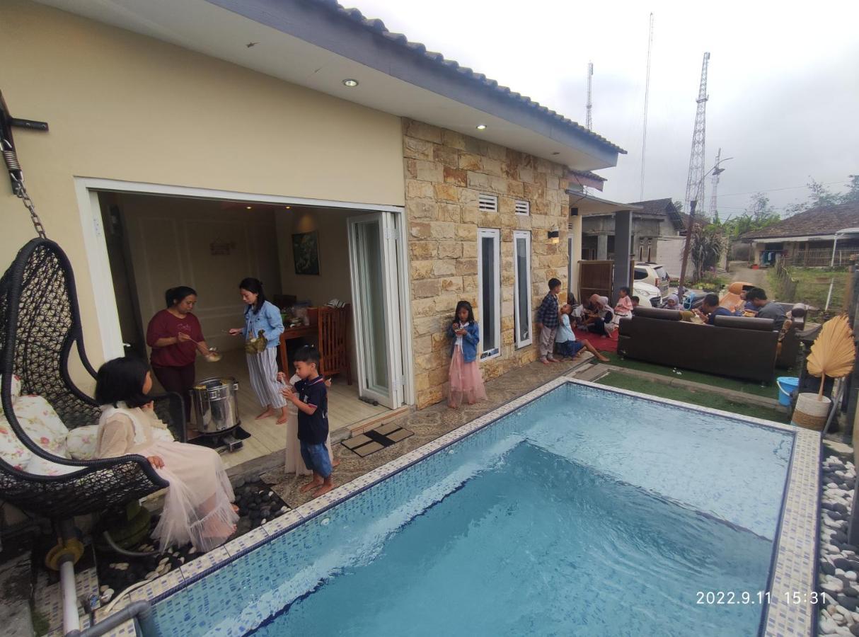 Puncak Pinus And Pool Villa Batu  Kültér fotó